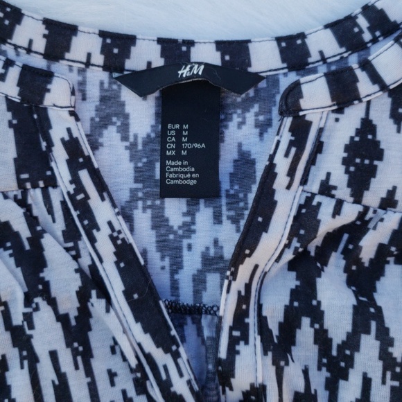 H&M Abstract Top in Black & White - Picture 2 of 3